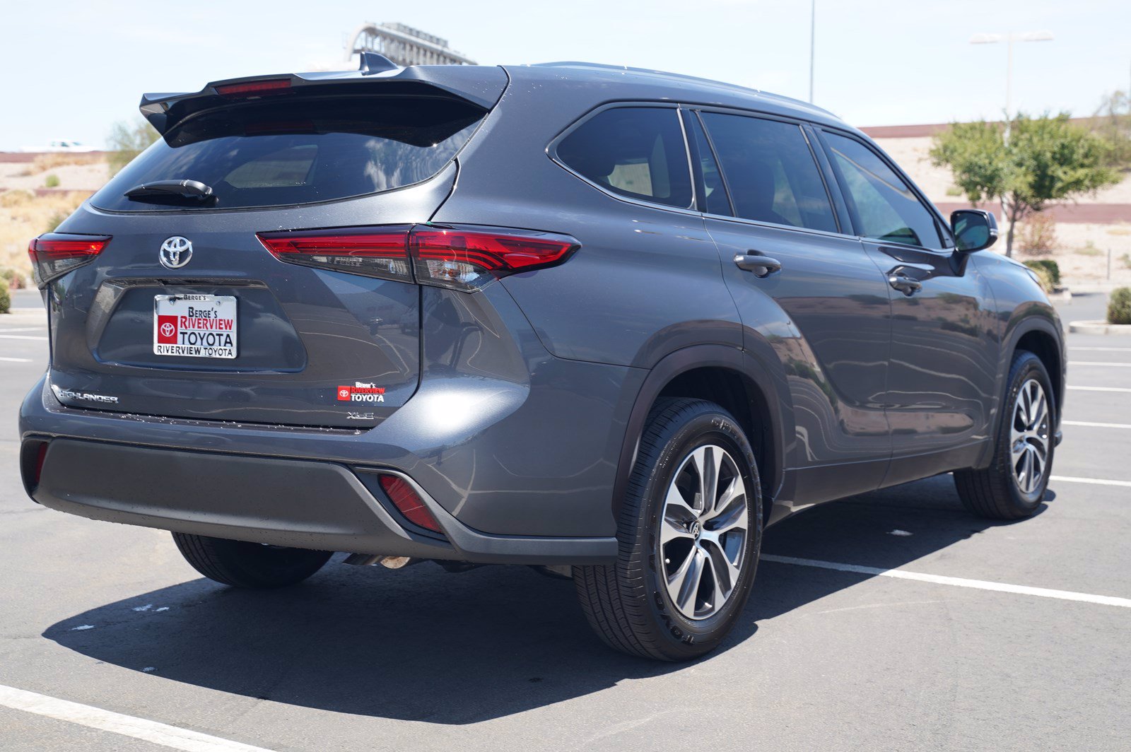 New 2020 Toyota Highlander XLE FWD Sport Utility